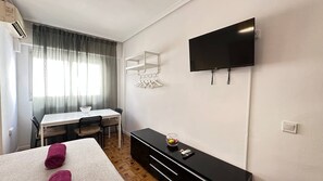 Triple Room, Shared Bathroom | Desk, iron/ironing board, free WiFi - Habitaciones en Ferrocarril (Madrid)