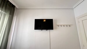 Enkeltrom, delt bad | Skrivebord, strykejern/-brett og wi-fi (inkludert)