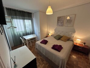 Habitación doble, baño privado | Escritorio, tabla de planchar con plancha, wifi gratis