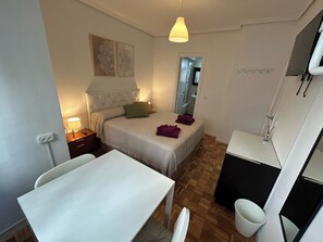 Quarto casal, banheiro privativo | Escrivaninha, ferros/tábuas de passar roupa, Wi-Fi de cortesia