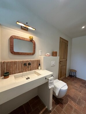 Shower, hair dryer, towels - Room 'Chambre 2' with Mountain View, Wi-Fi and Air Conditioning (Murato)