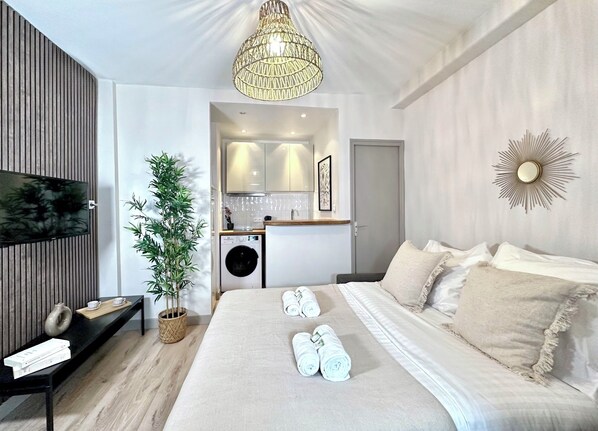 Appartement supérieur, vue sur la cour intérieure | Aire de séjour | Téléviseur connecté de 80 cm avec télévision numérique