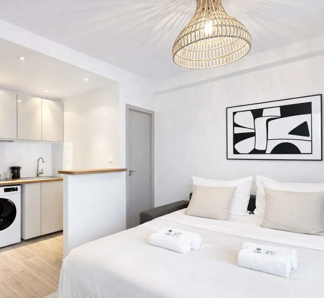 高級公寓, 庭園景觀 | 起居區 | 80-公分智慧型電視，提供數位頻道