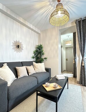 Appartement supérieur, vue sur la cour intérieure | Aire de séjour | Téléviseur connecté de 80 cm avec télévision numérique