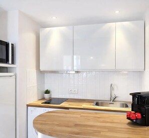 Superior Apartment, Courtyard View | Private kitchen