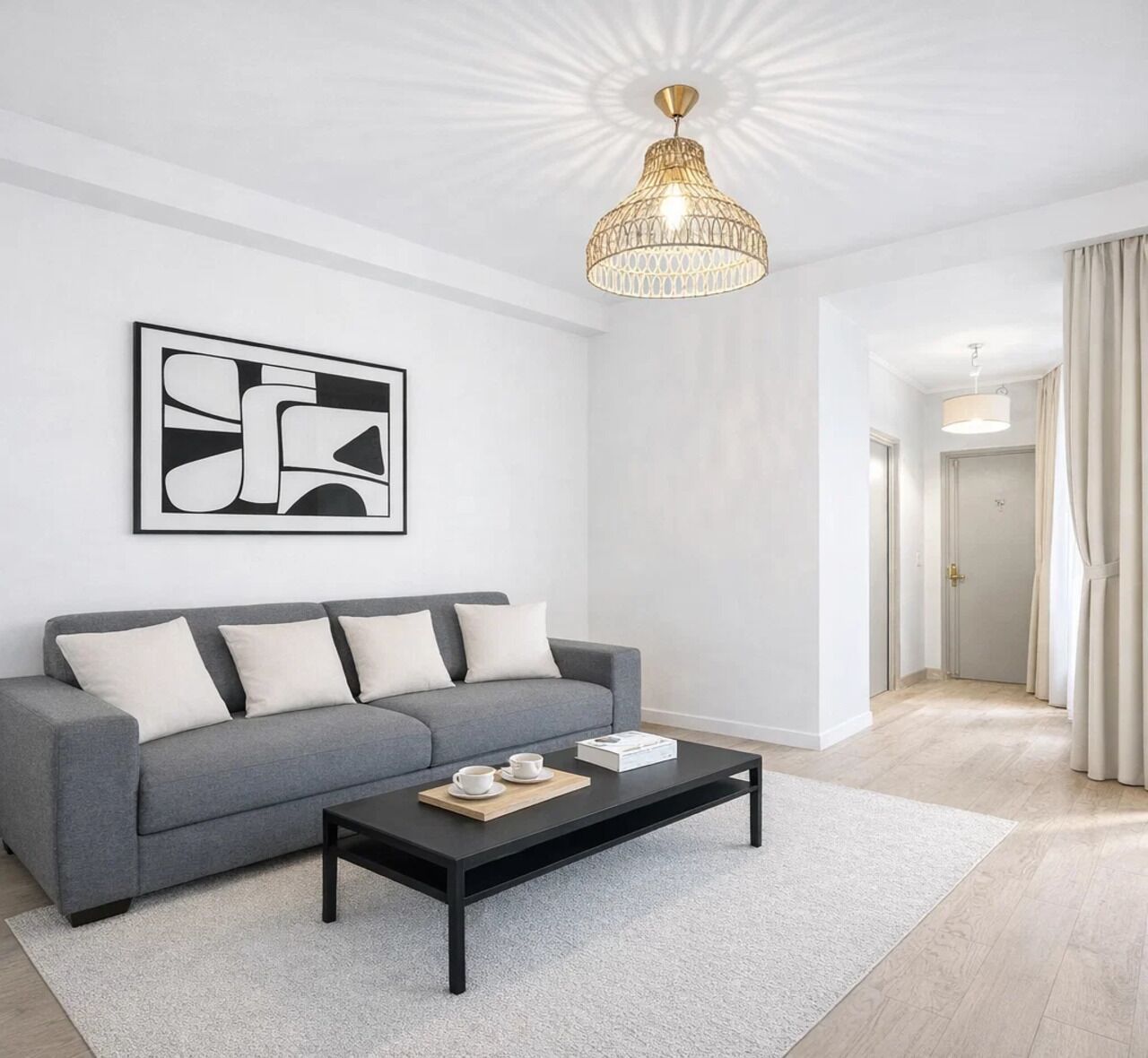 Superior-Apartment, Blick auf den Innenhof | Wohnbereich | 80-cm-Smart-TV mit Digitalempfang