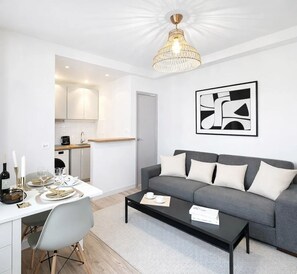 Superior Apartment, Courtyard View | Living area | 80-cm Smart TV with digital channels - 2067 Raynouard (Paris)