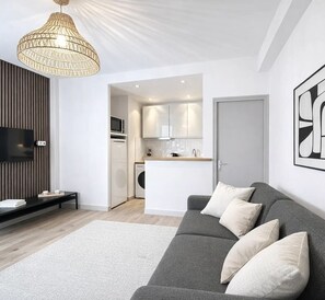 Superior Apartment, Courtyard View | Ruang tamu | 80 cm sebuah televisyen pintar dengan digital 