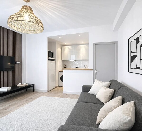 Superior Apartment, Courtyard View | Living area