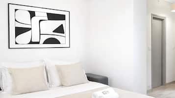 Superior appartement, uitzicht op de binnenplaats | Woonruimte | Een 80-cm smart-tv met digitale zenders