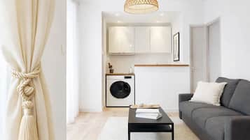 Superior appartement, uitzicht op de binnenplaats | Woonruimte | Een 80-cm smart-tv met digitale zenders