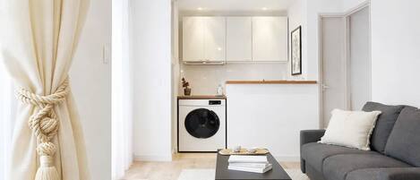 Appartement supérieur, vue sur la cour intérieure | Aire de séjour | Téléviseur connecté de 80 cm avec télévision numérique