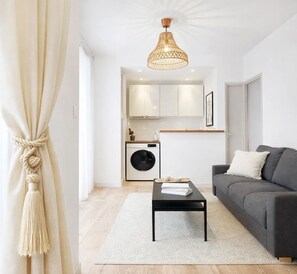 Superior Apartment, Courtyard View | Ruang tamu | 80 cm sebuah televisyen pintar dengan digital 