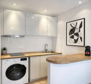 Superior Apartment, Courtyard View | Private kitchen