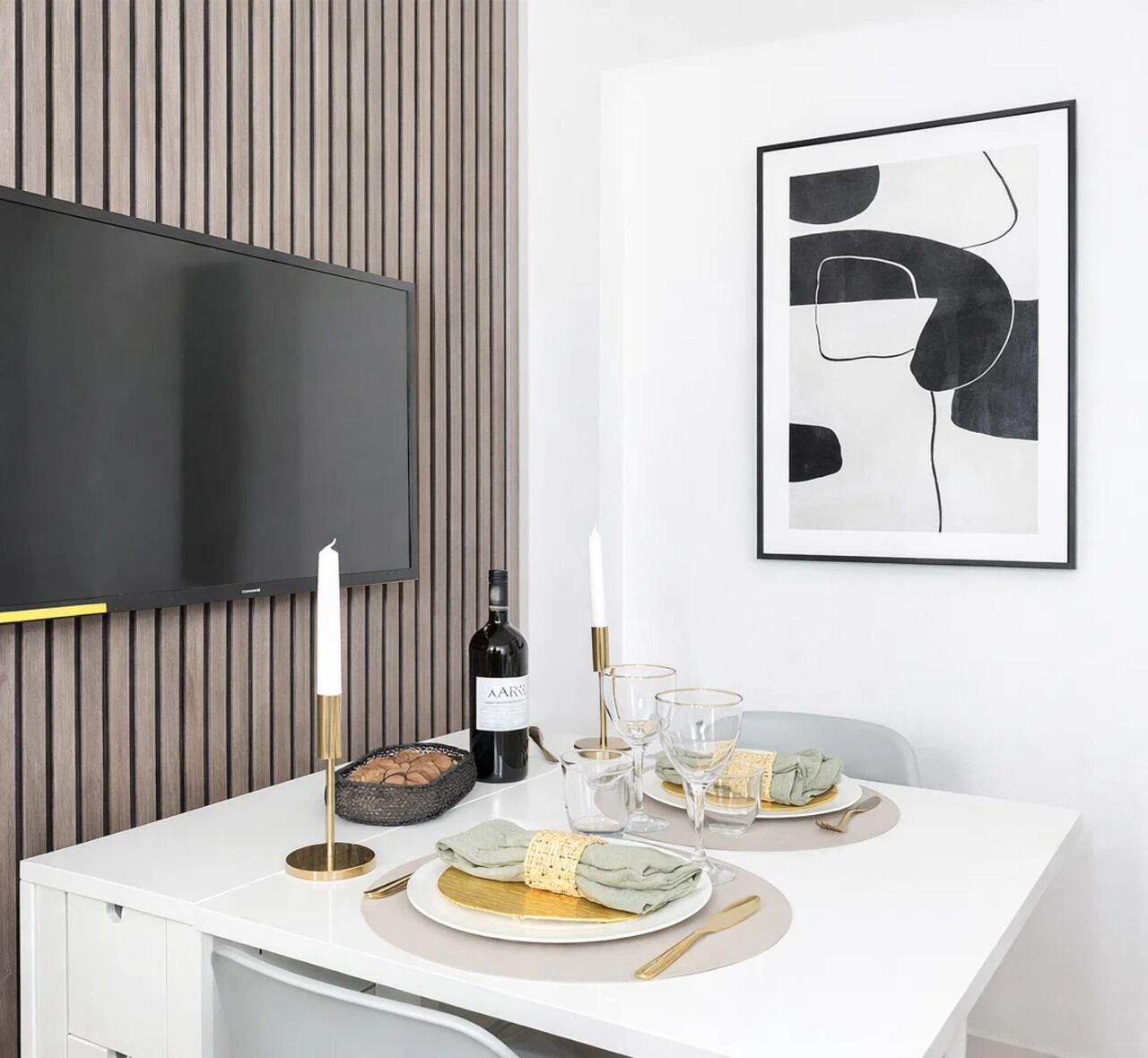 高級公寓, 庭園景觀 | 起居區 | 80-公分智慧型電視，提供數位頻道