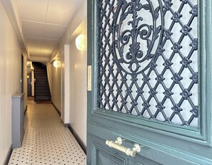 Interior entrance - 2067 Raynouard (Paris)