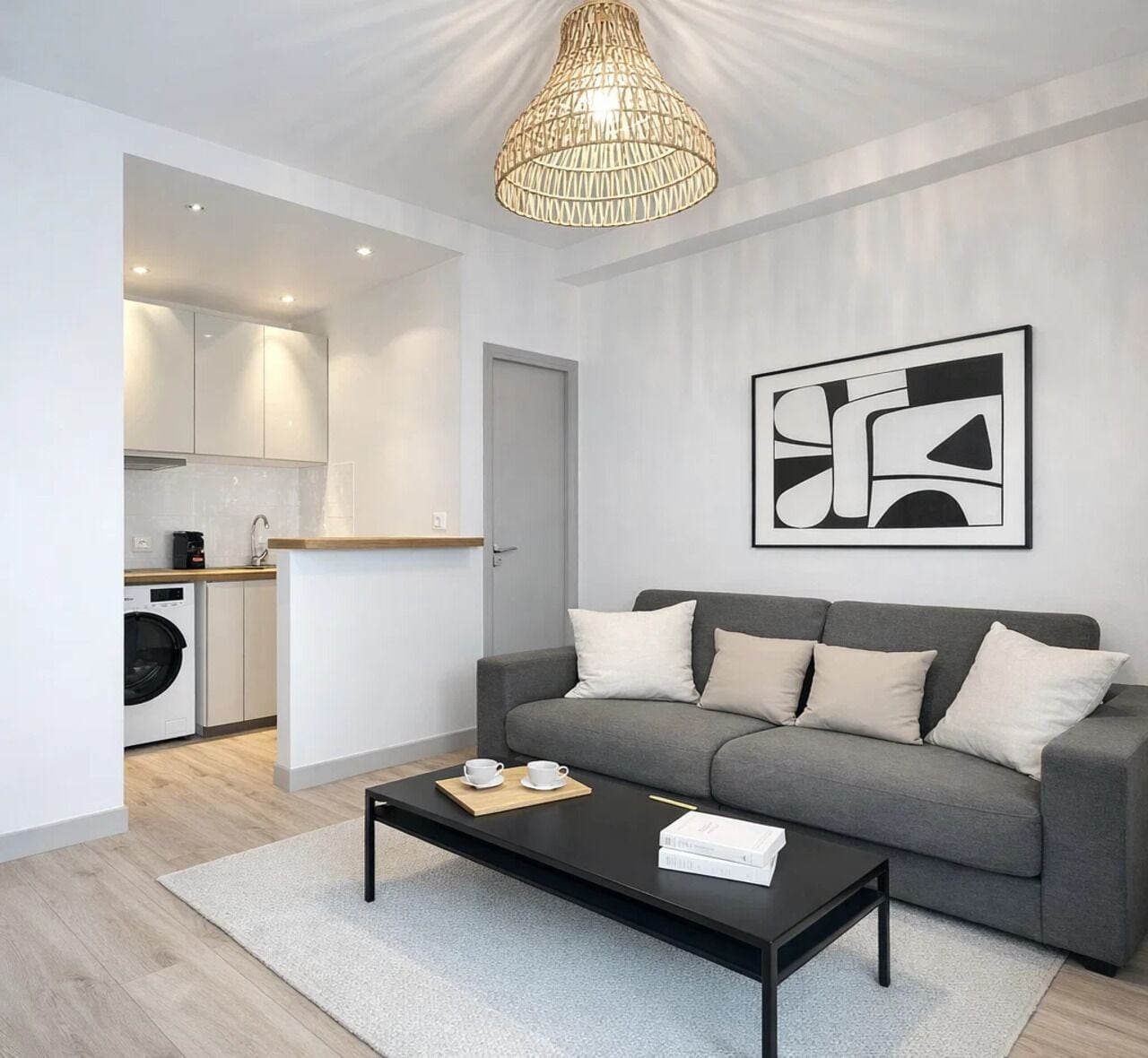 Superior appartement, uitzicht op de binnenplaats | Woonruimte | Een 80-cm smart-tv met digitale zenders