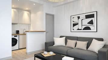 Superior-Apartment, Blick auf den Innenhof | Wohnbereich | 80-cm-Smart-TV mit Digitalempfang