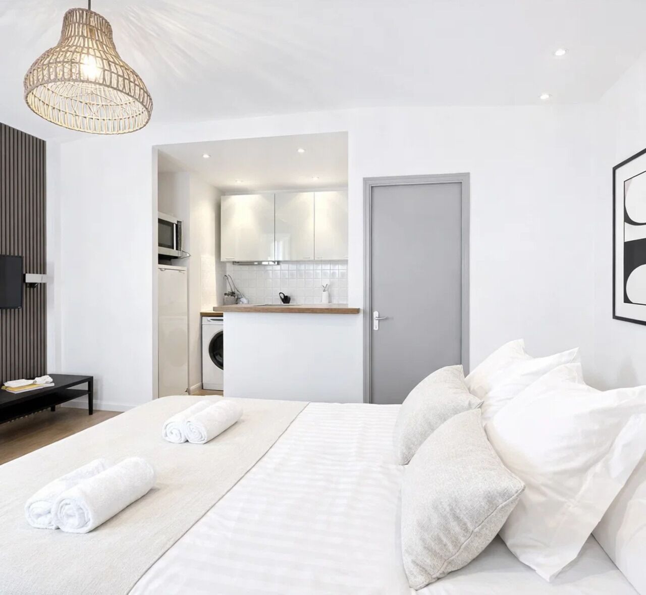 Leilighet – superior, bakgårdsutsikt | Oppholdsområde | En 80-centimeters smart-TV med digitale kanaler