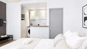 Superior appartement, uitzicht op de binnenplaats | Woonruimte | Een 80-cm smart-tv met digitale zenders