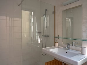 Dusche, kostenlose Toilettenartikel, Haartrockner, Handt ücher