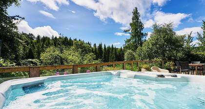 Glenardle Lodge - Riverside Highland Lodge w/ Hot Tub & Forest Views