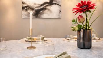 Deluxe appartement, uitzicht op de binnenplaats | Dineerruimte