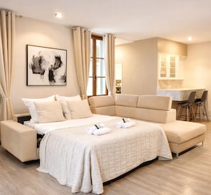 Apartamento luxo, vista para o pátio | Área de estar | Smart TV 107 cm com canais digitais