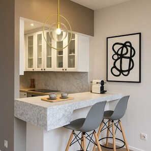 Deluxe Apartment, Courtyard View | Dining room