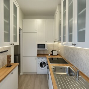 Deluxe Apartment, Courtyard View | Living area | 107-cm Smart TV with digital channels - 5492 Bac (Paris)