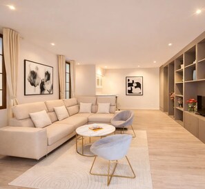 Deluxe Apartment, Courtyard View | Living area