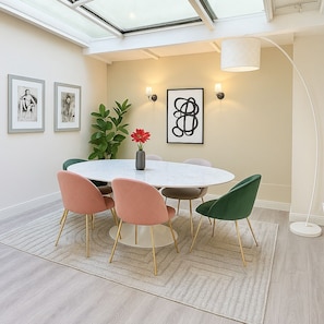 Appartement Deluxe, vue cour intérieure | Coin séjour | TV connectée de 107 cm avec chaînes numériques