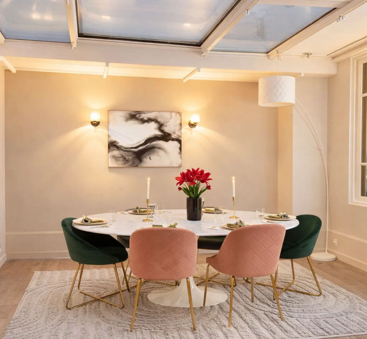 Deluxe Apartment, Courtyard View | Dining room