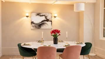 Deluxe Apartment, Courtyard View | Dining room