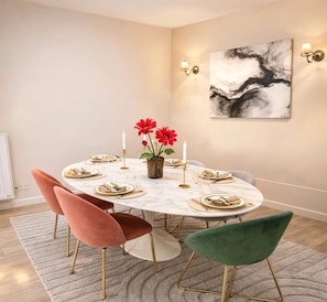 Apartamento luxo, vista para o pátio | Sala de jantar
