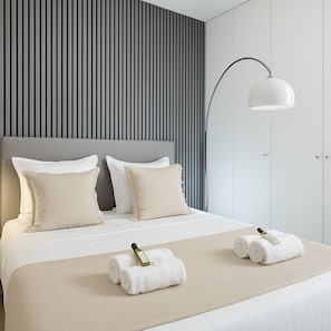 Appartement Deluxe, vue cour intérieure | Fer et planche à repasser, lit parapluie, Wi-Fi gratuit, draps fournis