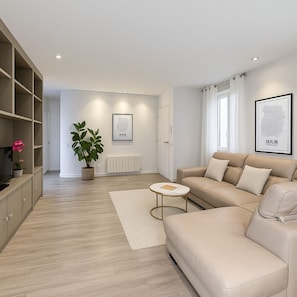 Appartement Deluxe, vue cour intérieure | Coin séjour | TV connectée de 107 cm avec chaînes numériques