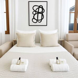 Deluxe Apartment, Courtyard View | Living area