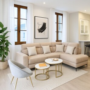 Appartement Deluxe, vue cour intérieure | Coin séjour | TV connectée de 107 cm avec chaînes numériques