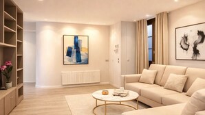 Un soggiorno moderno con un divano color beige, un tavolino da caffè e opere d'arte alle pareti.