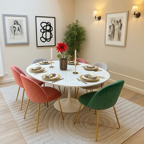 Deluxe Apartment, Courtyard View | Dining room