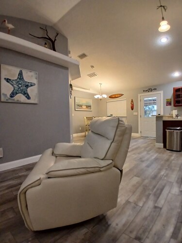 Charming 3/2 fully furnished house in Homosassa. Close to river with many extras