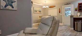 Charming 3/2 fully furnished house in Homosassa. Close to river with many extras