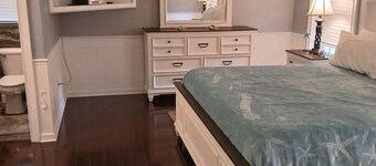 Charming 3/2 fully furnished house in Homosassa. Close to river with many extras