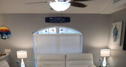 Clean 3/2 fully furnished house in Homosassa. Close to river with many extras