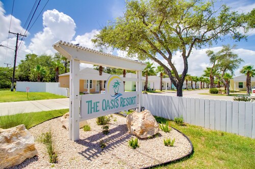 4 Mi to Rockport Beach Park: Home w/ Resort Perks