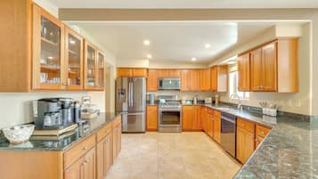 House (5 Bedrooms) | Interior