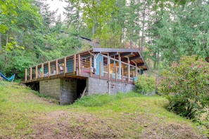 Interior - 2 Blocks to Puget Sound Beach: Lummi Island Home (Lummi Island)