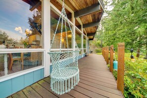 Interior - 2 Blocks to Puget Sound Beach: Lummi Island Home (Lummi Island)