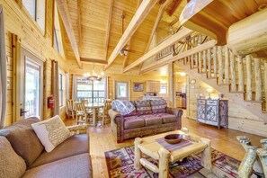 Interior - 3 Mi to State Park & Lake: Broken Bow Cabin! (Broken Bow)